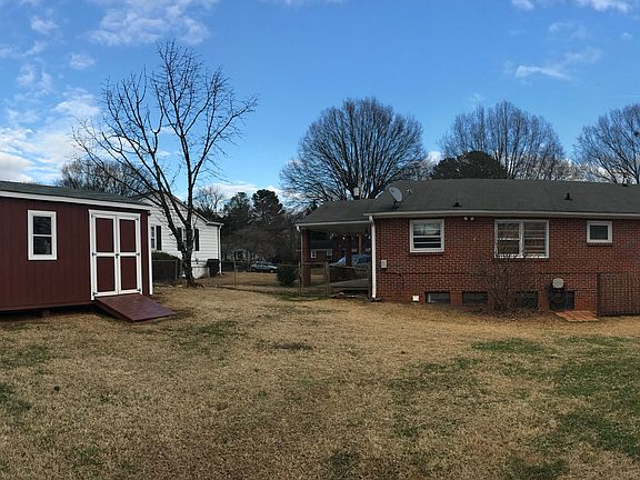 Backyard w/Large Outbuilding