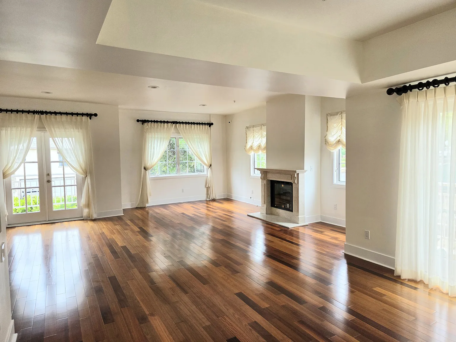 3 bed, 1936 sqft, $6,790 — Photo 3