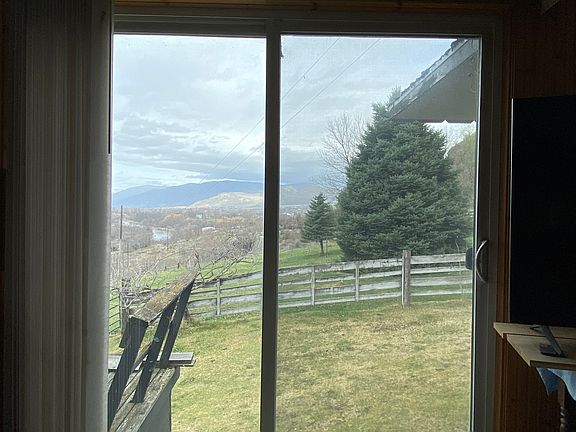 3rd image of 16 Mossy Rock Rd