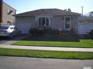103 Riviera Pkwy, Lindenhurst, NY 11757