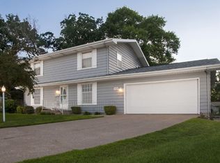 3925 Knollcrest Ct NE, Cedar Rapids, IA 52402