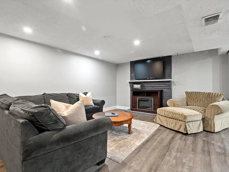 1900 Alexandria Dr — Photo 21