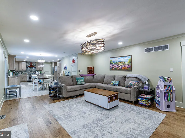 1135 Romsey Dr — Photo 15