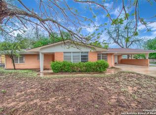 906 E Colorado St, Pearsall, TX 78061