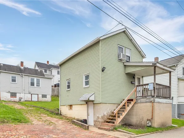 304-304 1/2 Lowell St, Vandergrift, PA 15690