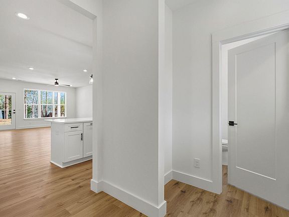 5th image of 211 Endless Dr