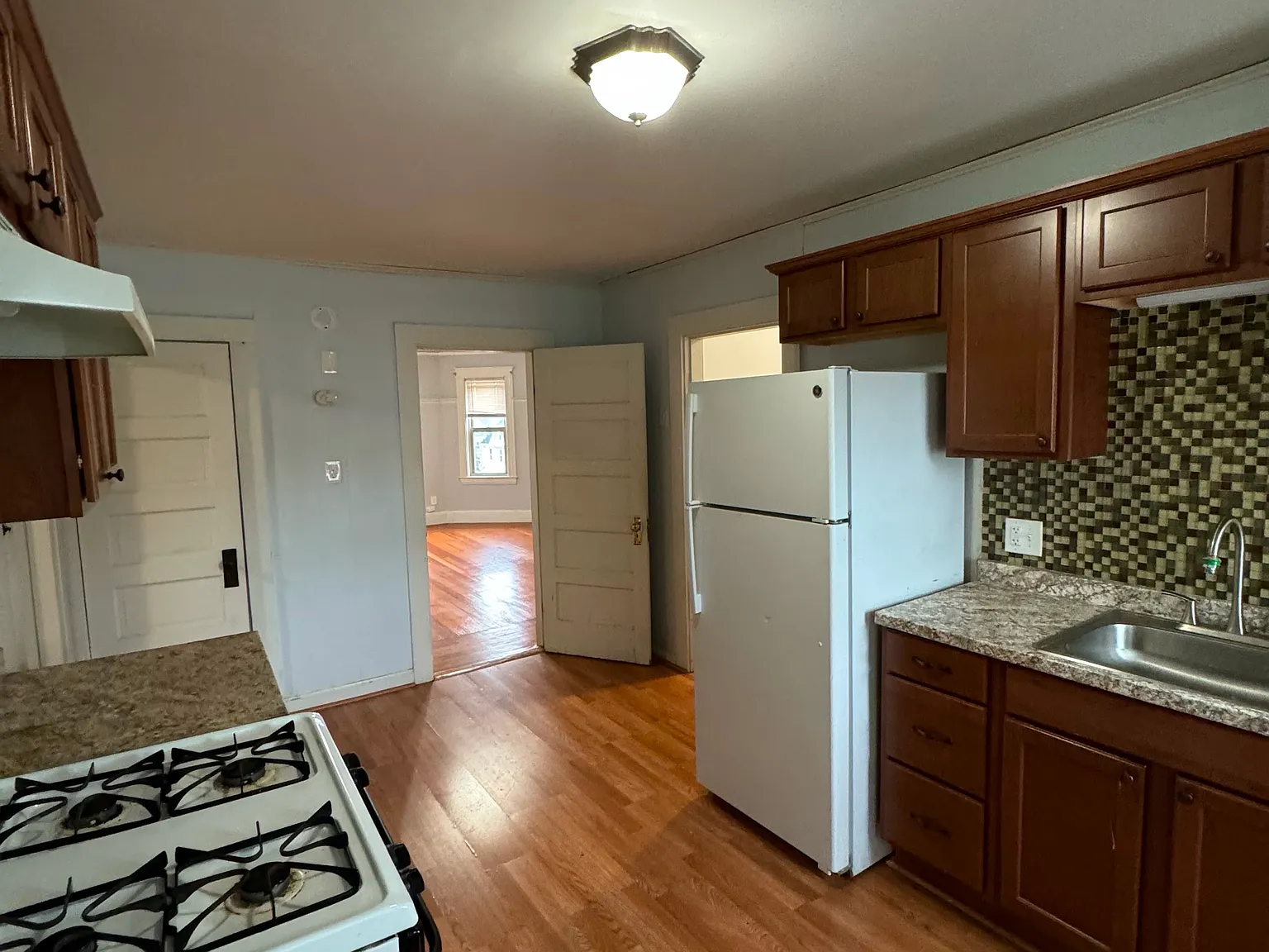 2 bed, 1000 sqft, $2,700 — Photo 2
