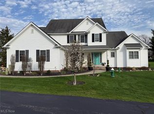 25 Pine Villa Trl, Aurora, OH 44202