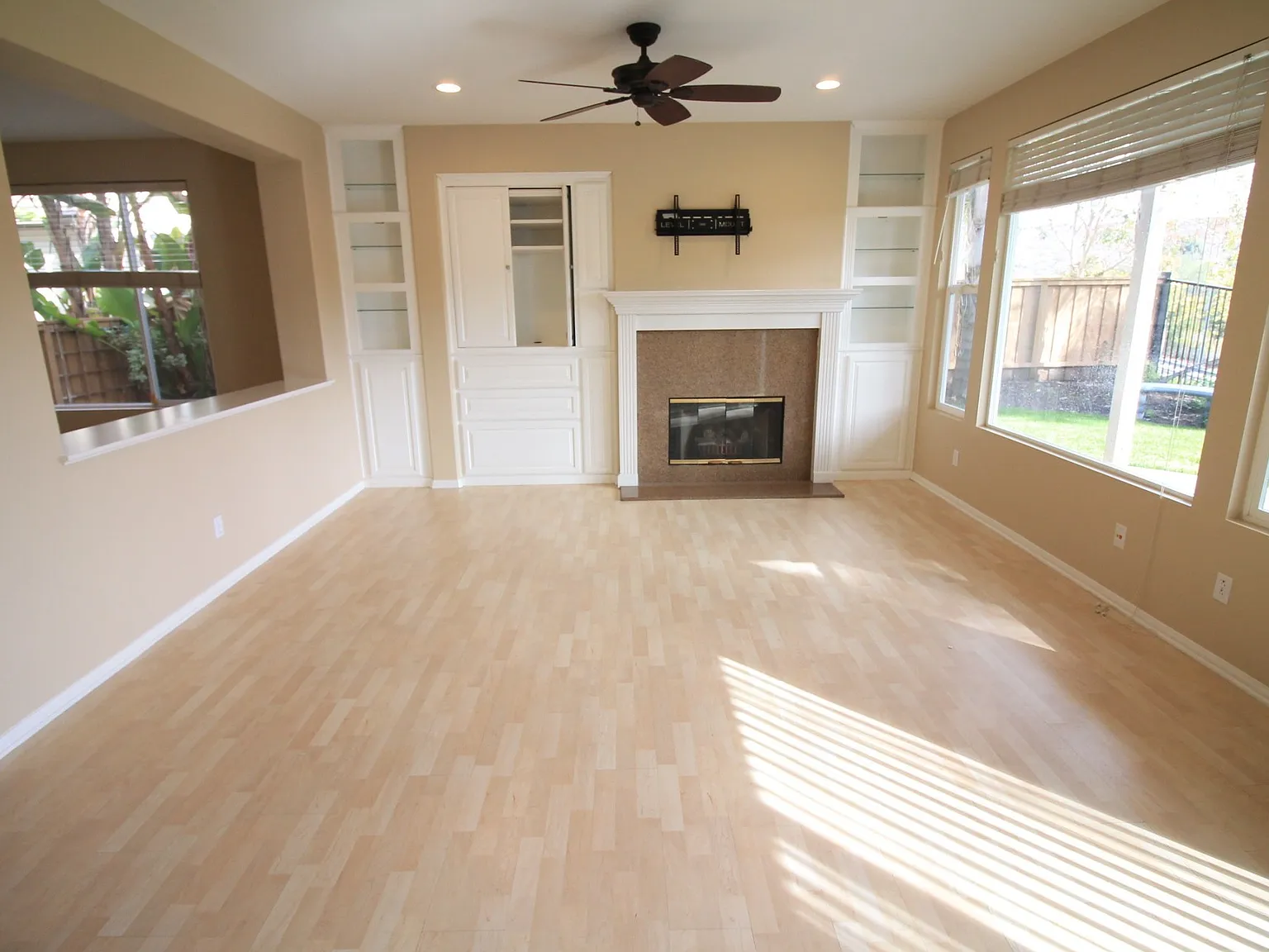 4 bed, 2.5 bath, 2216 sqft, $4,595 — Photo 3