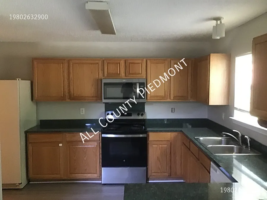3 bed, 2.5 bath, 1695 sqft, $1,795 — Photo 4