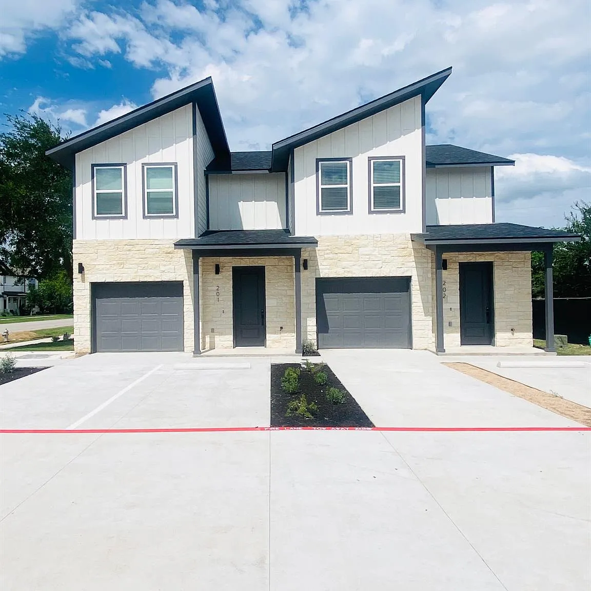 3 bed, 2.5 bath, 1765 sqft, $1,895 — Photo 1