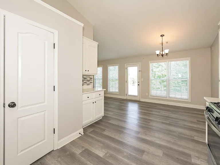 368 Embassy Dr — Photo 7