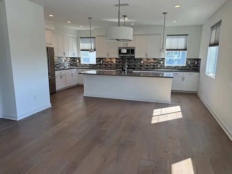 2622 Madison St — Photo 6