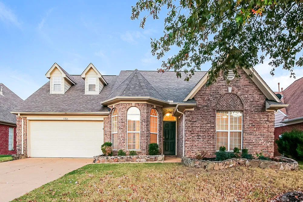 4 bed, 2.0 bath, 2183 sqft, $2,200 — Photo 1