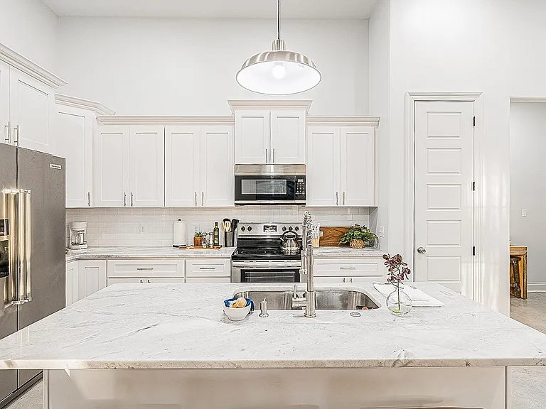 406 E Martial Ave — Photo 5