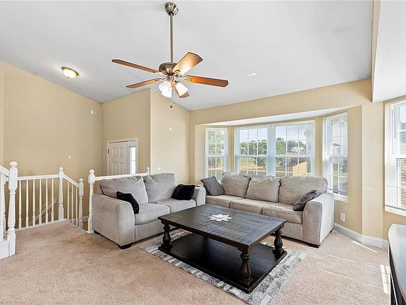 3rd image of 6 Aspen Pointe Dr