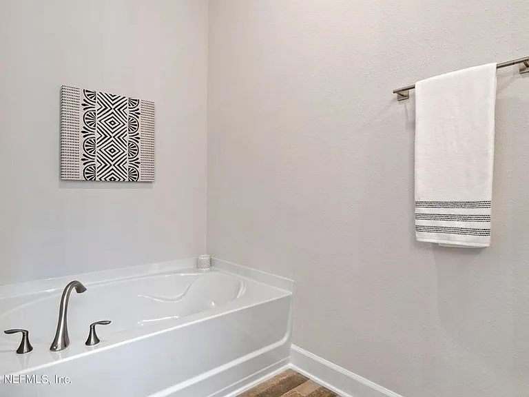 574 Northside Dr — Photo 2