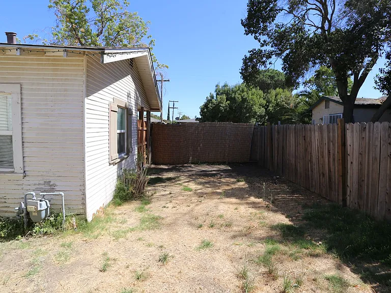 575 E St — Photo 11
