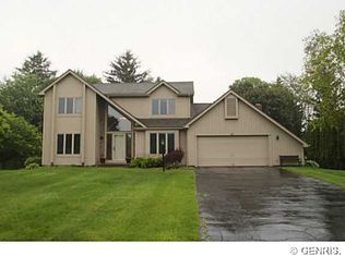 15 Corral Dr, Penfield, NY 14526