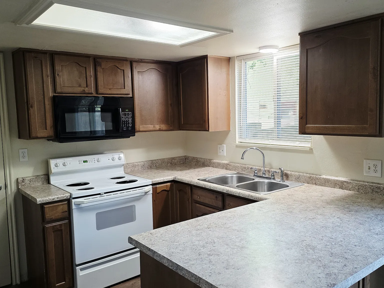 3 bed, 2.5 bath, 1300 sqft, $2,150 — Photo 2