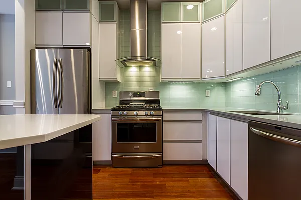 Rented by Dixon Advisory USA Inc. | media 21