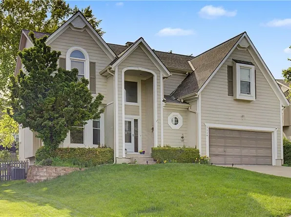 7228 Widmer Rd, Shawnee, KS 66216