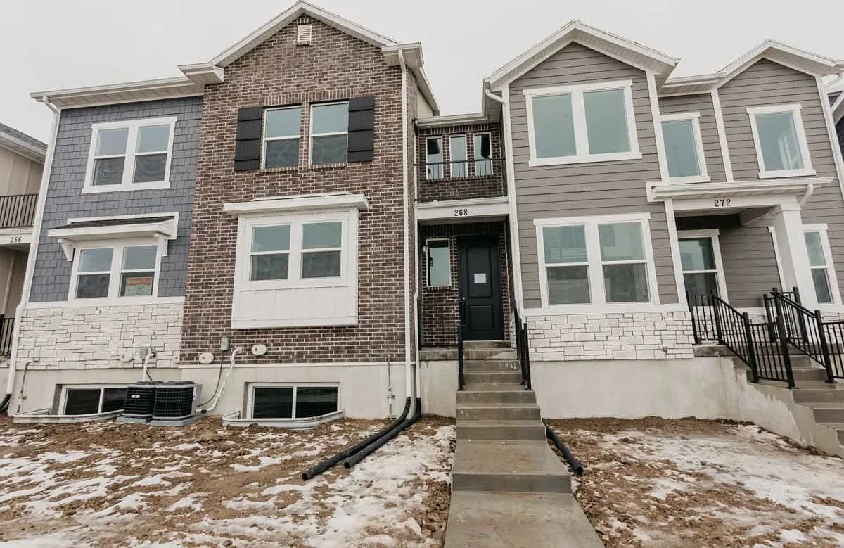 3 bed, 2.5 bath, 2364 sqft, $2,300 — Photo 2