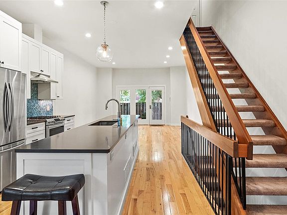 4th image of 4323 Laclede Ave APT D