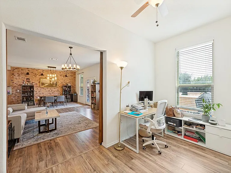 6909 Longford Trl — Photo 10