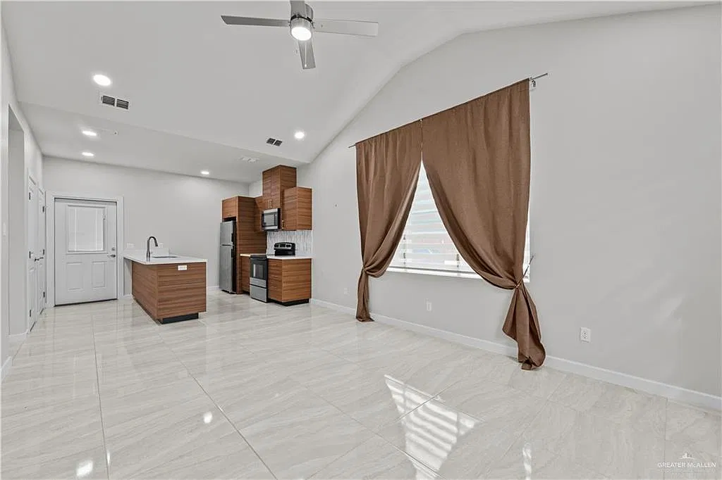 2 bed, 2.0 bath, 920 sqft, $1,200 — Photo 3