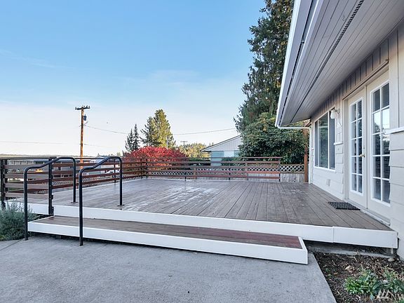3rd image of 10103 Windward Dr NW