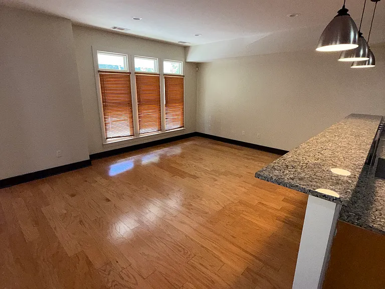 1919 Eastland Ave — Photo 10