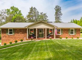 448 Longmeadow Dr, Clemmons, NC 27012