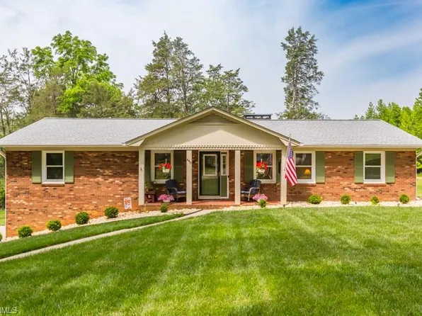 448 Longmeadow Dr, Clemmons, NC 27012