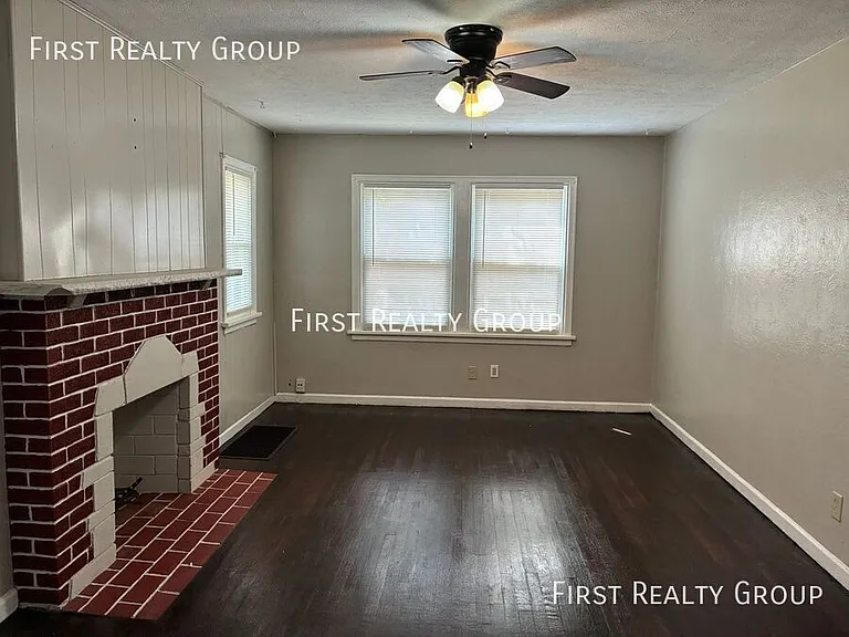 207 Ashwood Ave — Photo 2