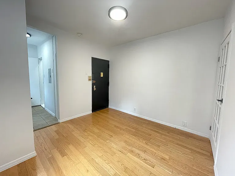 306 E 6th St #6 — Photo 5