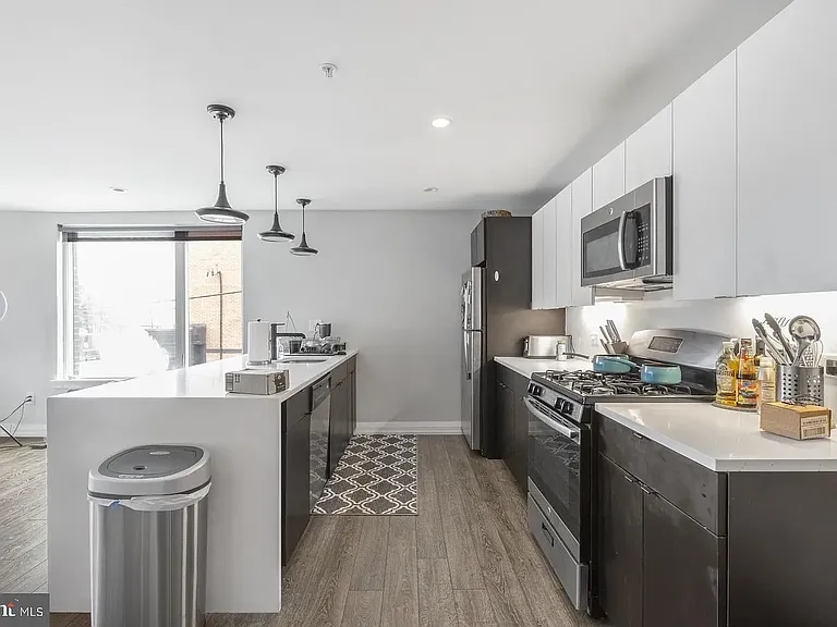 512 E Girard Ave #201 — Photo 3