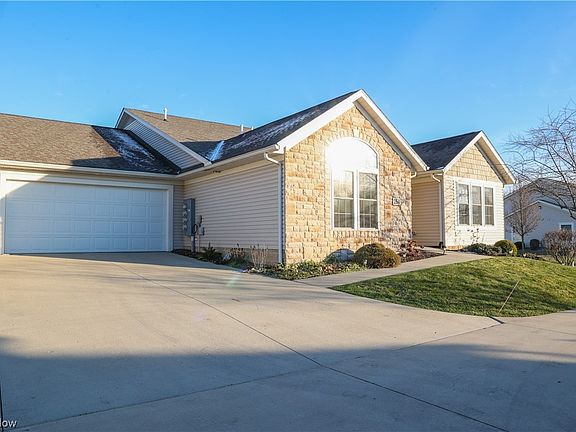 3rd image of 264 Woodbury Cir
