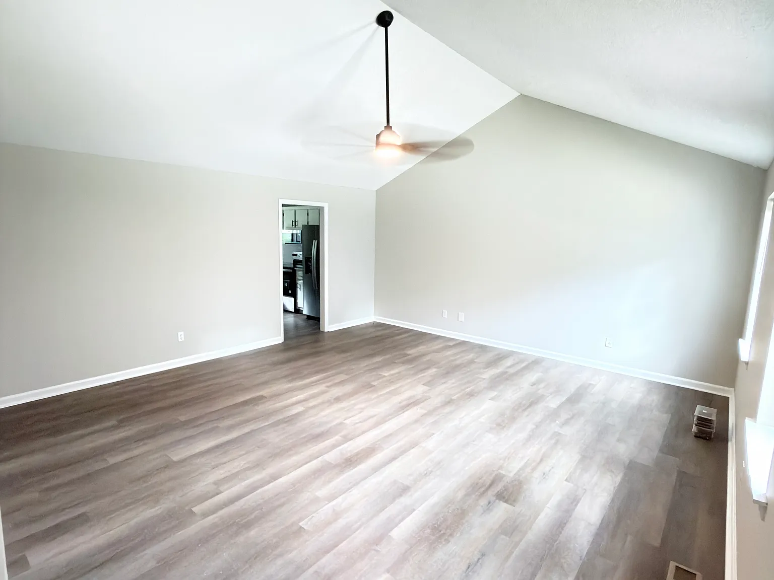 2 bed, 1100 sqft, $1,600 — Photo 3
