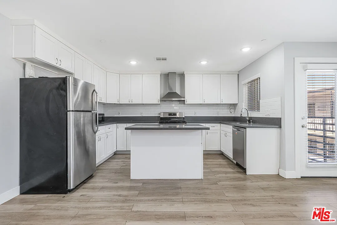 3 bed, 2.0 bath, 1600 sqft, $3,500 — Photo 1