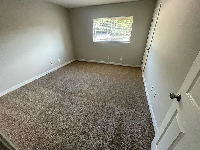 912 Rowan St — Photo 5