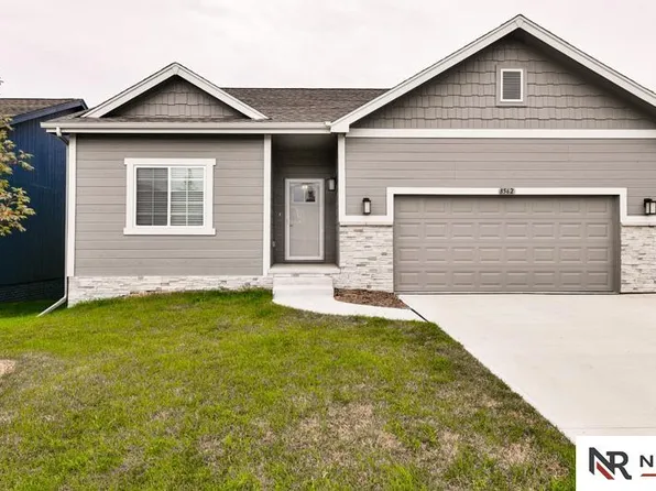 8562 Young St, Omaha, NE 68122