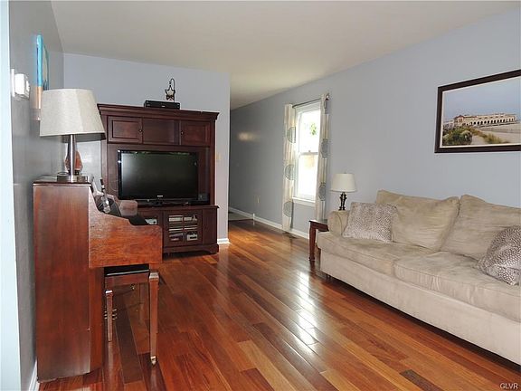 4th image of 6451 Pioneer Dr