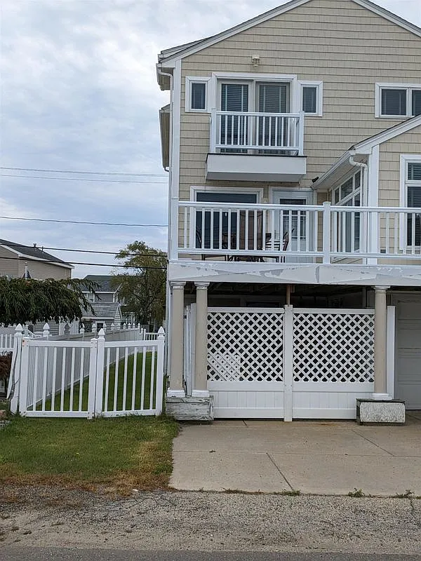 3 bed, 2.0 bath, 1872 sqft, $3,000 — Photo 2