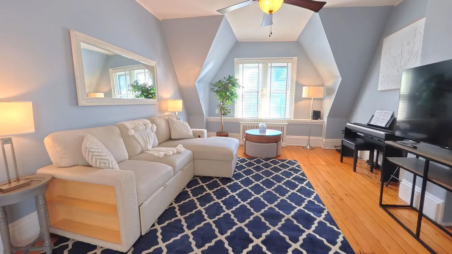 2 bed, 1.0 bath, 850 sqft, $4,712 — Photo 1
