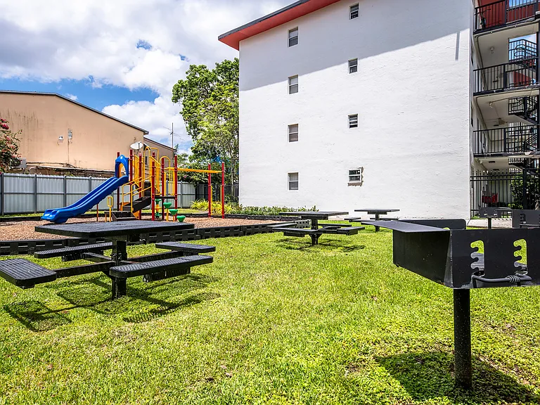Aciano Hialeah — Photo 22