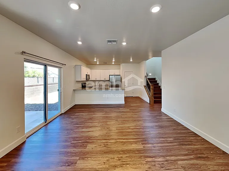 614 W Hackamore Ave — Photo 4