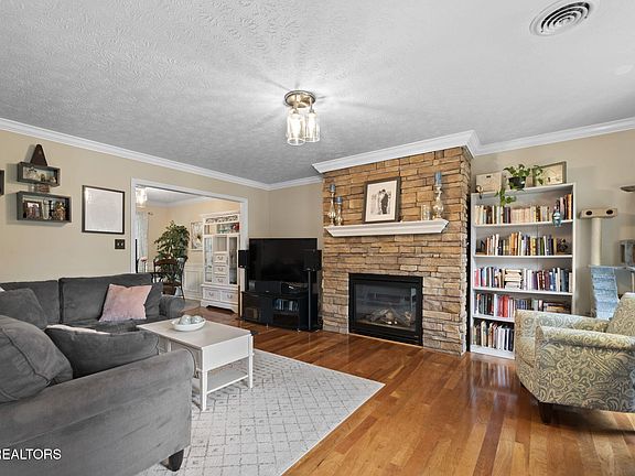 5th image of 717 Briar Way