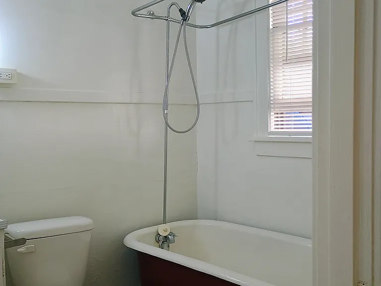Vintage clawfoot bathtub w/shower