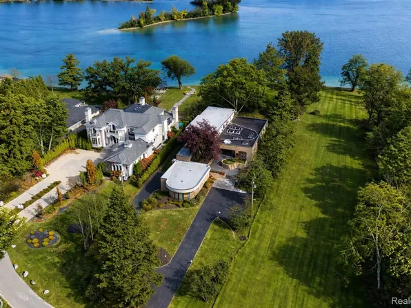 3317 W Shore Dr, Orchard Lake, MI 48324